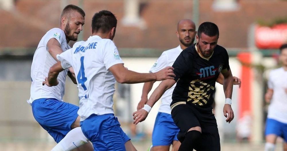 Revolutie! :) CSMS Iasi isi pune scaune CU SPATAR ca sa poata juca ACASA cu Hajduk Split. Reactiile senzationale ale fanilor
