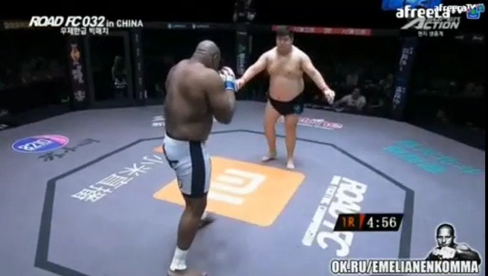 Adversarul lui Bob Sapp a inceput sa danseze in fata lui. Ce se intampla in secundele urmatoare e fabulos :)) VIDEO
