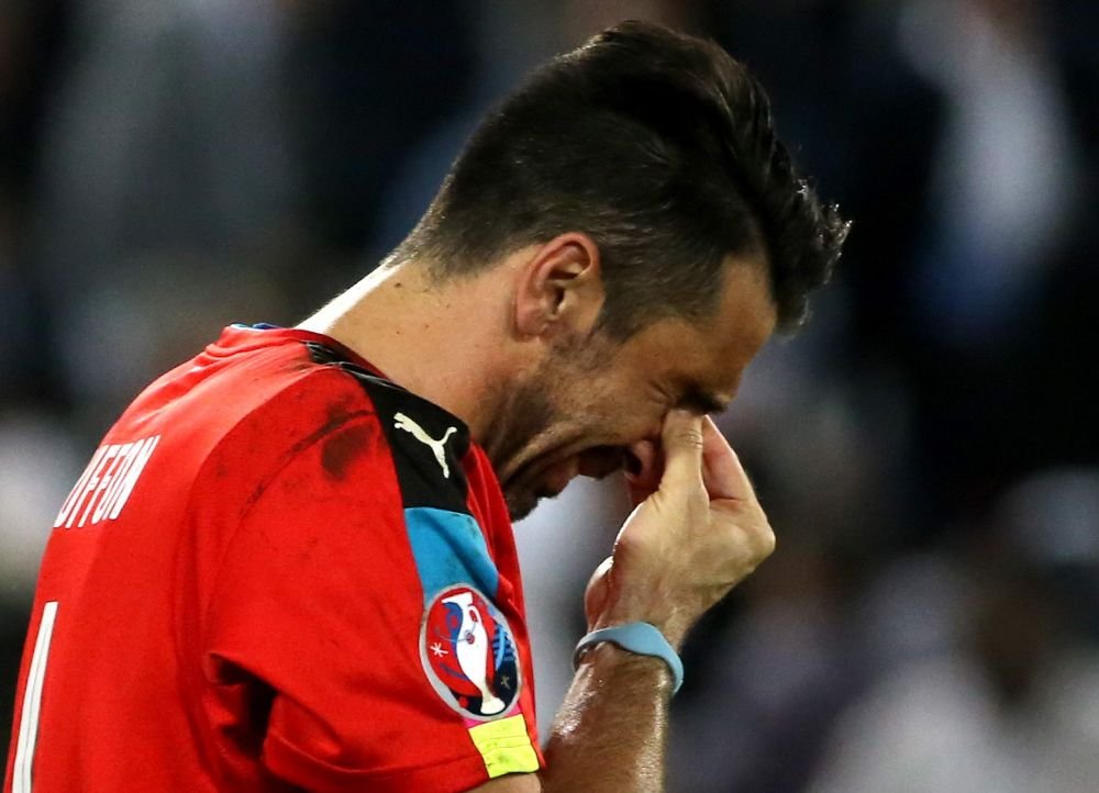 LACRIMI de campion! Buffon si-a luat adio de la EURO cu ochii in lacrimi: 