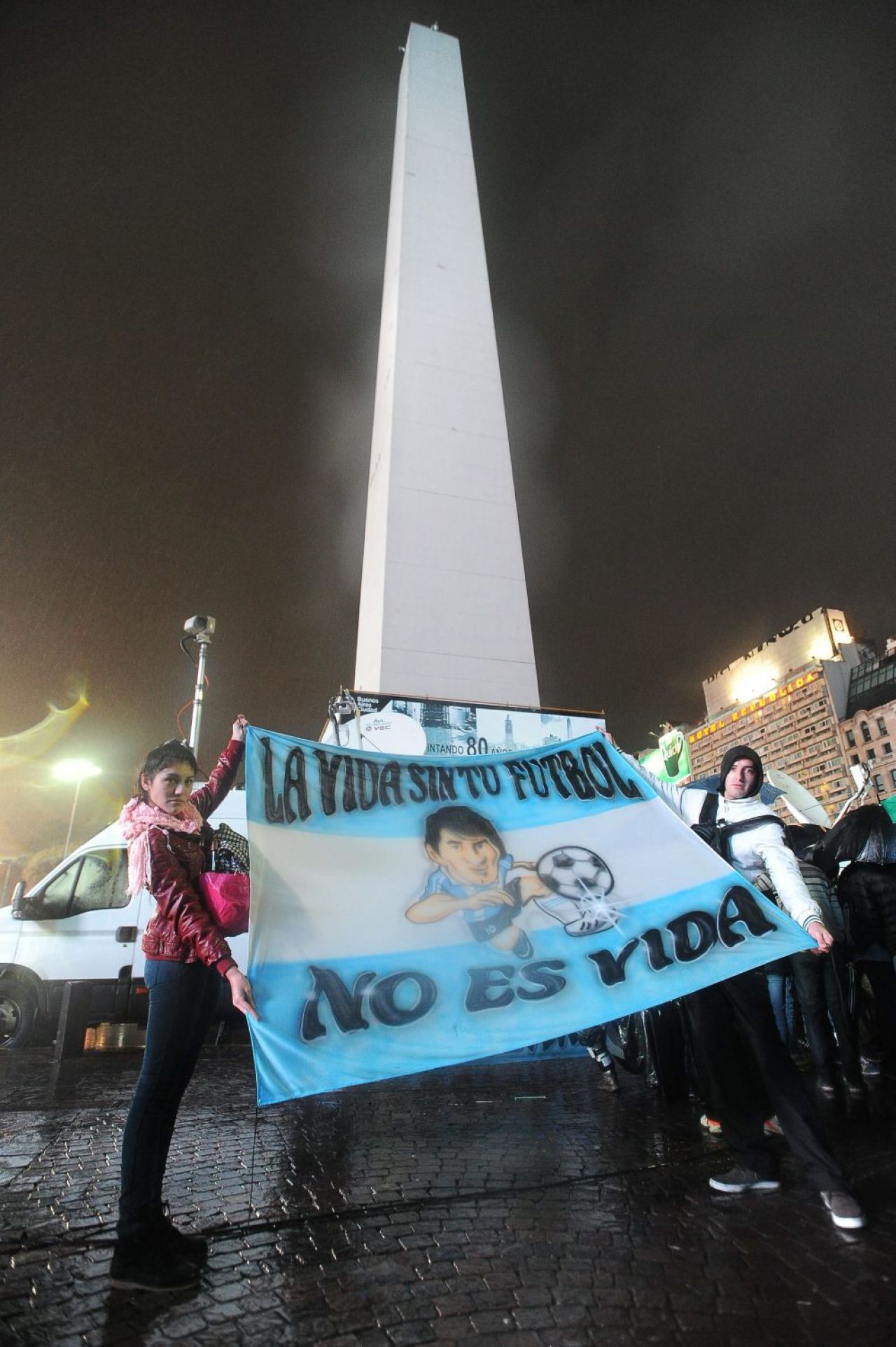 Argentinienii sunt in stare de orice pentru a-l face pe Messi sa revina la nationala. Imagini incredibile: pe o ploaie torentiala, mii de oameni au iesit in strada_3