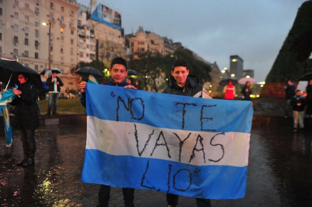 Argentinienii sunt in stare de orice pentru a-l face pe Messi sa revina la nationala. Imagini incredibile: pe o ploaie torentiala, mii de oameni au iesit in strada_5