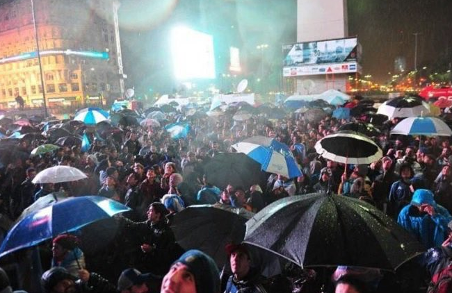 Argentinienii sunt in stare de orice pentru a-l face pe Messi sa revina la nationala. Imagini incredibile: pe o ploaie torentiala, mii de oameni au iesit in strada_6