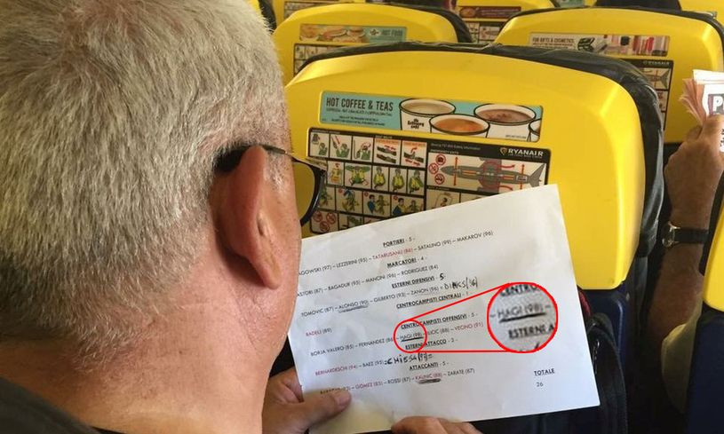 Transferul lui Ianis Hagi e 100% rezolvat: a fost confirmat din greseala. Seful Fiorentinei, surprins uitandu-se pe lista cu jucatori in avionul de Firenze_2