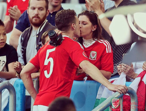 GALERIE FOTO | Cele mai frumoase iubite de fotbalisti din semifinalele Euro. Ozil e cuplat cu Miss Turcia, iubita lui Adil Rami e 