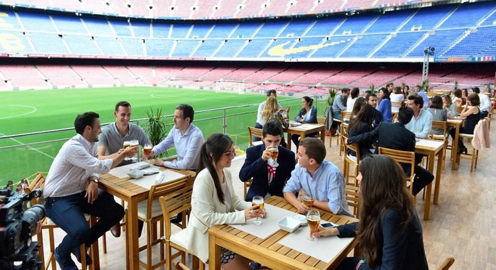 The Balcony , ultima afacere a Barcelonei! Luna aceasta, suporterii ies la bere la iarba verde de pe Camp Nou FOTO