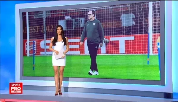 Superstitia secreta a "nebunului" de Bielsa: face 13 pasi in stanga, se pune jos, apoi 13 pasi in dreapta, inainte de fiecare meci :) VIDEO