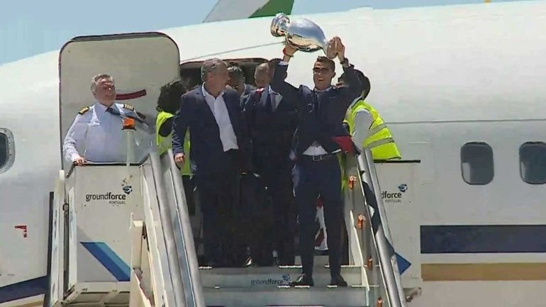 A venit Cupaaaaa | Cristiano Ronaldo Co s-au intors acasa si vor defila cu trofeul prin capitala, pana la Palatul Prezidential. Mii de fani sunt asteptati pe traseu