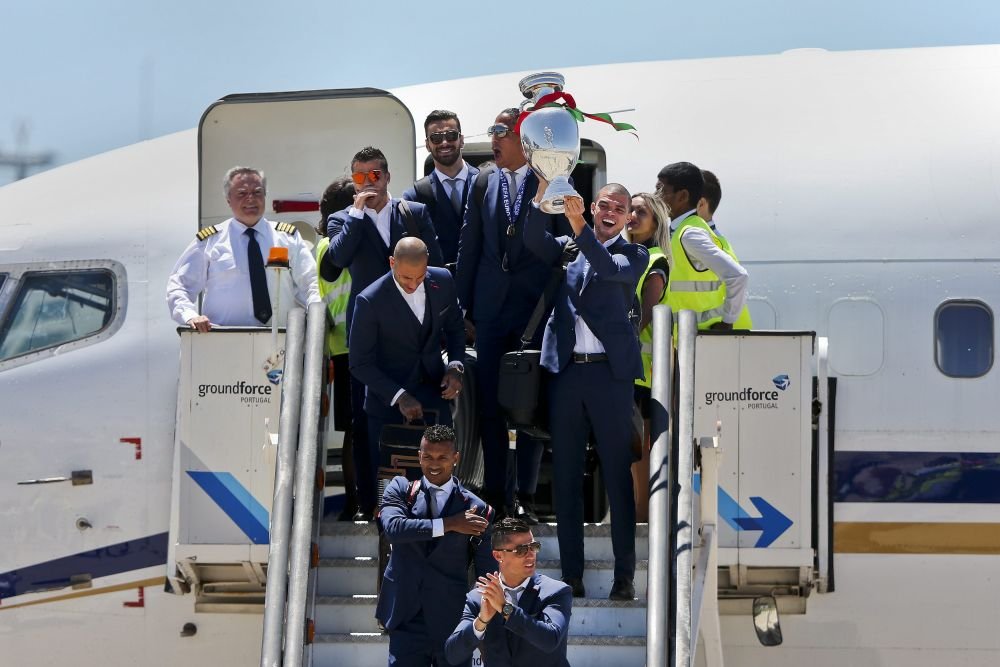 A venit Cupaaaaa | Cristiano Ronaldo & Co s-au intors acasa si vor defila cu trofeul prin capitala, pana la Palatul Prezidential. Mii de fani sunt asteptati pe traseu_2
