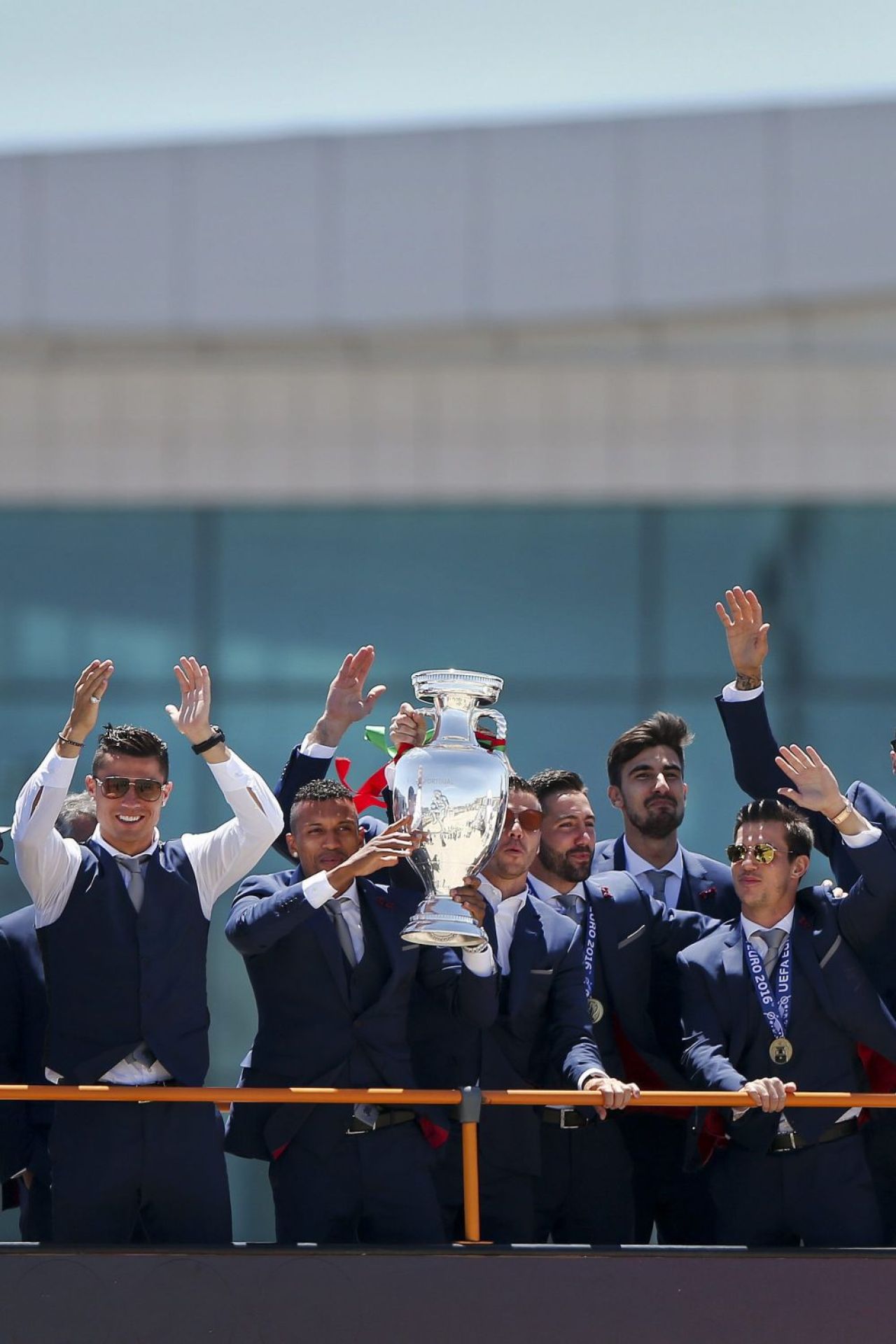 A venit Cupaaaaa | Cristiano Ronaldo & Co s-au intors acasa si vor defila cu trofeul prin capitala, pana la Palatul Prezidential. Mii de fani sunt asteptati pe traseu_3