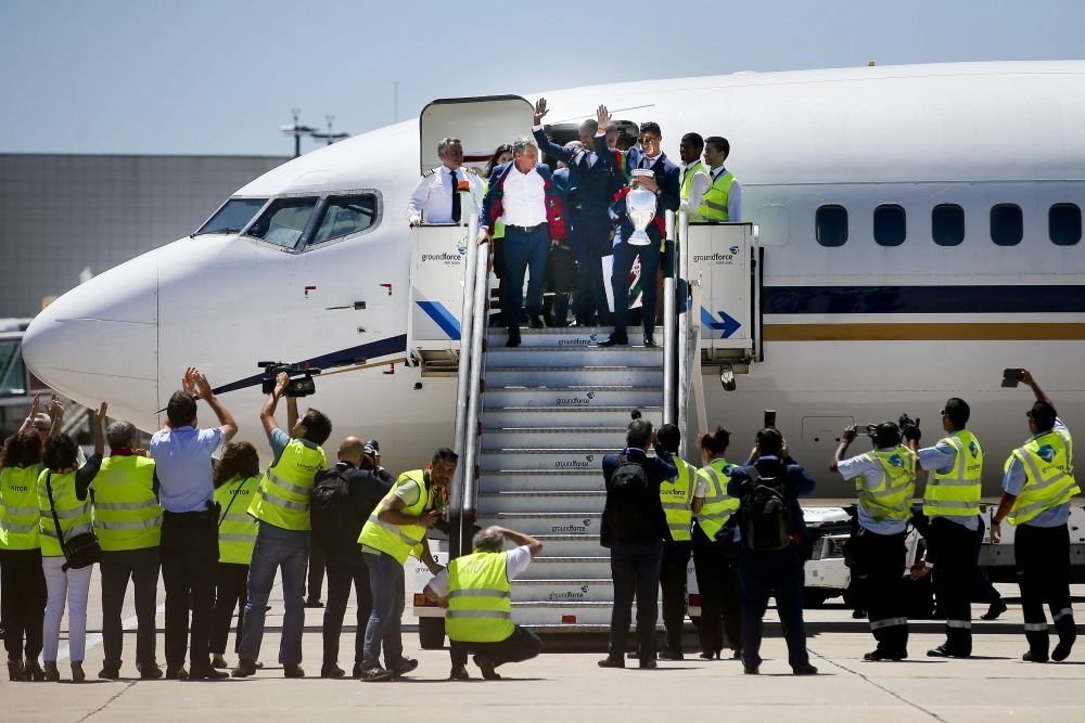 A venit Cupaaaaa | Cristiano Ronaldo & Co s-au intors acasa si vor defila cu trofeul prin capitala, pana la Palatul Prezidential. Mii de fani sunt asteptati pe traseu_4