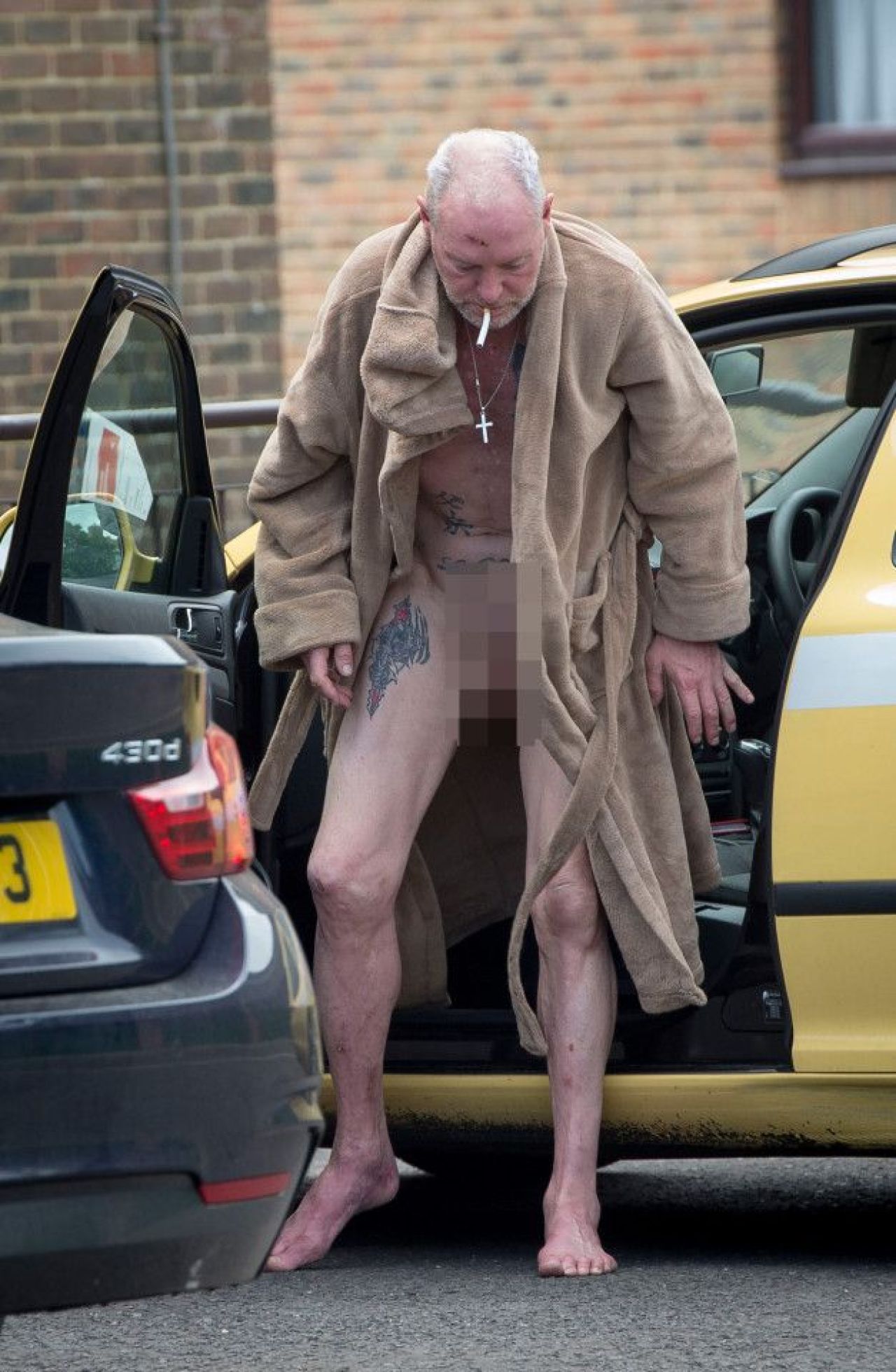 Imagini incredibile cu Gascoigne, in ultimul hal: dezbracat in public, taiat la cap si in picioarele goale! FOTO_1