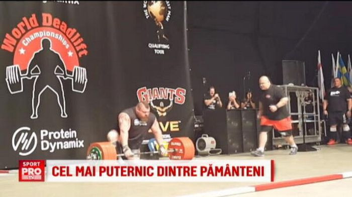 Record ireal! Cea mai grea haltera ridicata vreodata de un om: 500 kg! Americanul a lesinat pe scena pentru cateva secunde VIDEO