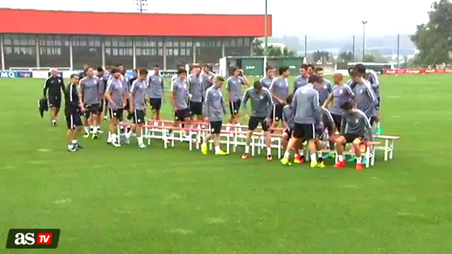 Moment senzational la poza de grup a jucatorilor de la Bilbao. Ce s-a intamplat cand au incercat sa se aseze pe banca