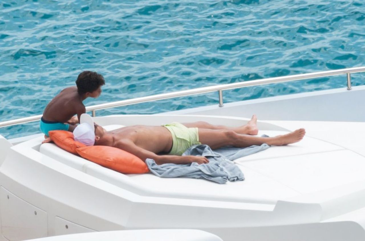 Imagini superbe cu Ronaldo in rolul de tata. Portughezul se reface alaturi de fiul sau si de familie pe un yacht - GALERIE FOTO_1