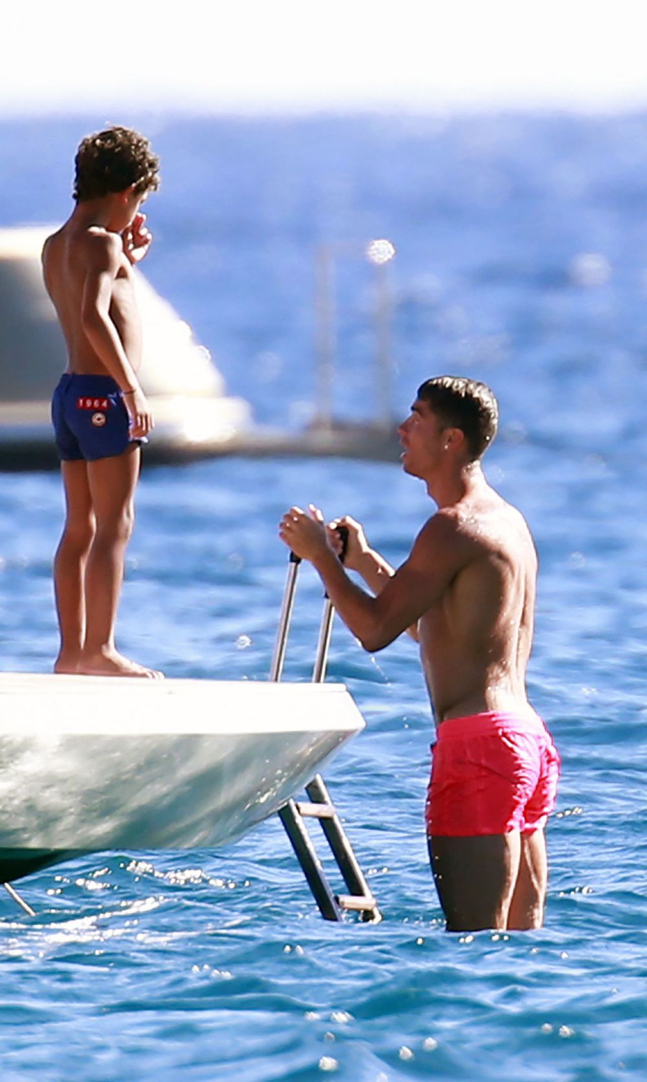 Imagini superbe cu Ronaldo in rolul de tata. Portughezul se reface alaturi de fiul sau si de familie pe un yacht - GALERIE FOTO_3