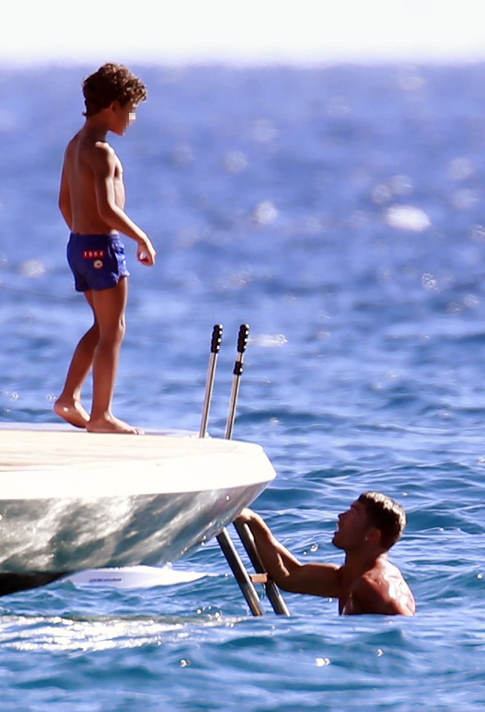 Imagini superbe cu Ronaldo in rolul de tata. Portughezul se reface alaturi de fiul sau si de familie pe un yacht - GALERIE FOTO_4