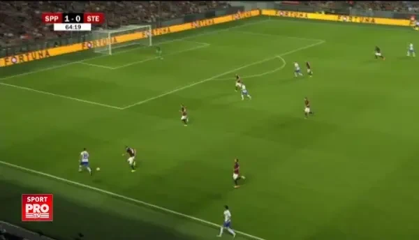 Stanciu suteaza puternic de la 14 metri, pe directia portarului, care respinge