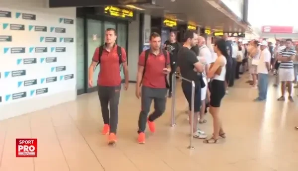 VIDEO de la sosirea Stelei in tara dupa meciul cu Sparta! Reactia stelistilor dupa golul superb al lui Stanciu: Stiam ca bate bine, dar nu ma asteptam sa bata perfect