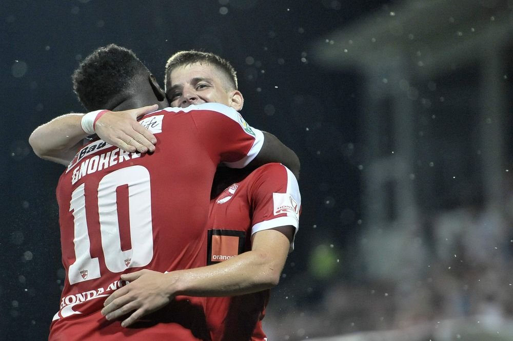 Dinamo 2-1 ACS Poli Timisoara | Sase din sase pentru caini . Rotariu, cu o dubla, a adus victoria, insa Timisoara nu s-a predat usor