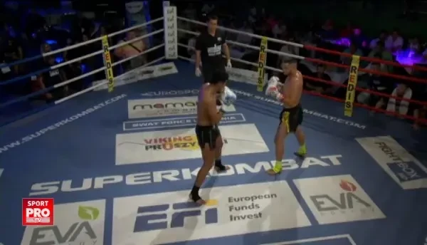 Faza geniala in gala de aseara! Reactia ciudata a unui marocan dupa ce primeste un pumn si e pus la podea! Ce face cand se ridica :)) VIDEO