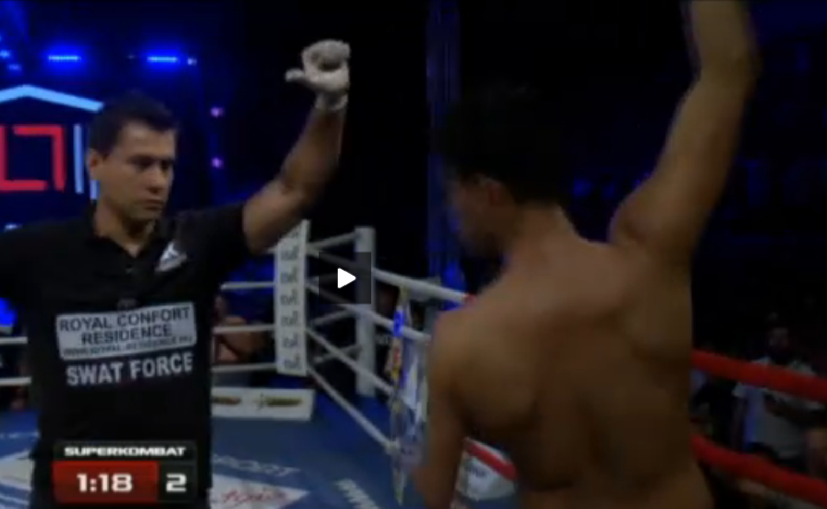 Faza geniala in gala de aseara! Reactia ciudata a unui marocan dupa ce primeste un pumn si e pus la podea! Ce face cand se ridica :)) VIDEO