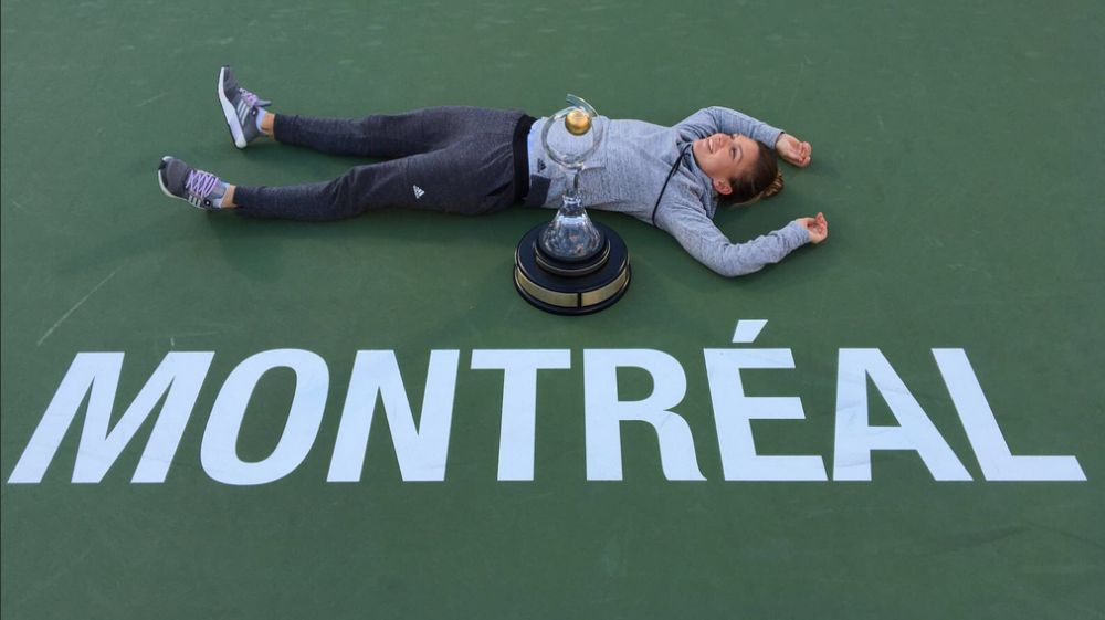 POZA ZILEI: Simona Halep, alaturi de trofeul castigat la Montreal! De astazi, romanca e pe locul 3 mondial. Simona e in Top 10 de 917 zile