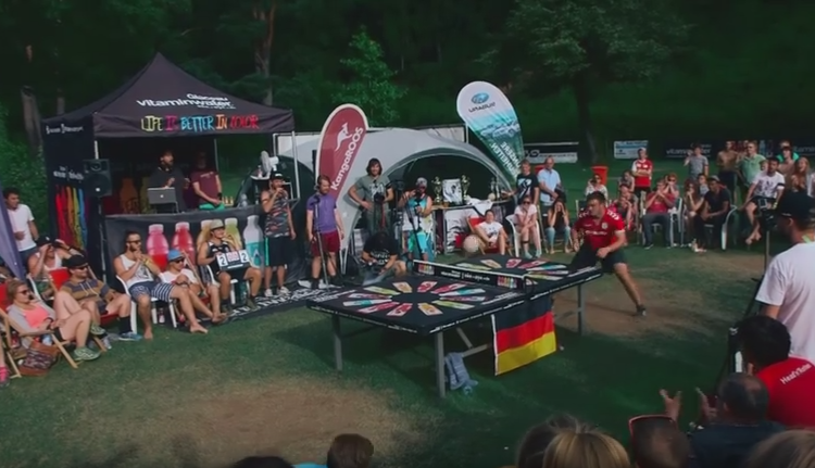 Campionatul mondial de tenis de masa cu minge de fotbal se joaca pe bune: o padure, fete frumoase si multa bautura! Trebuie sa iti placa sa petreci si te primim VIDEO