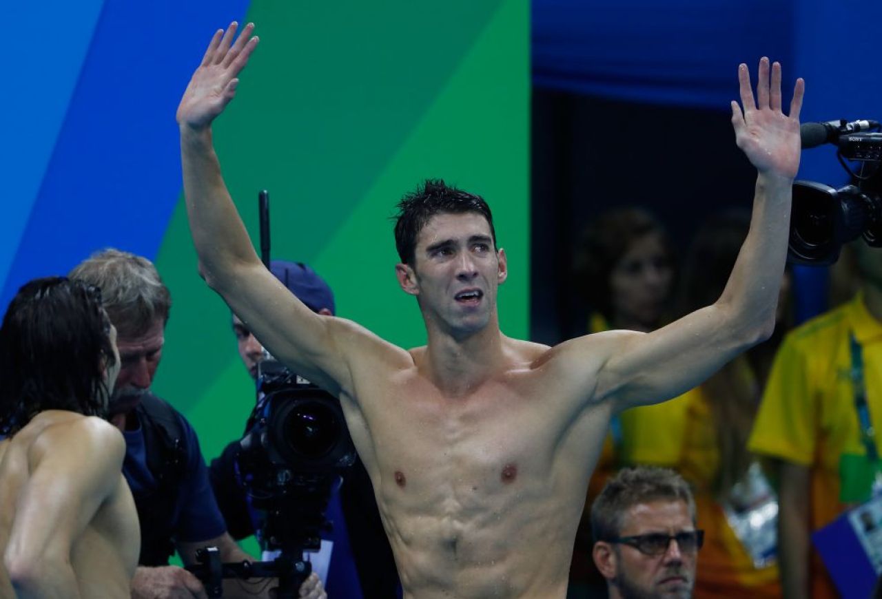 LACRIMILE LUI PHELPS! Momentul emotionant in care legenda din inot si-a luat adio cu un ultim aur cucerit in cariera. Vezi imagini_1