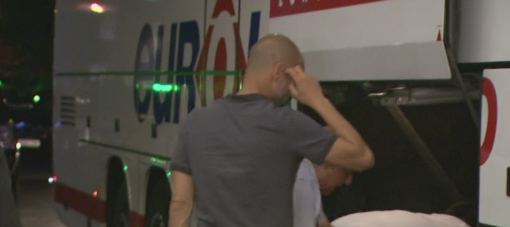 Guardiola la bagaje! :) A trebuit sa dea la o parte TOT ca sa-si poata lua valiza. Primele imagini cu Manchester City in Romania_2