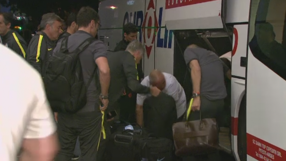 Guardiola la bagaje! :) A trebuit sa dea la o parte TOT ca sa-si poata lua valiza. Primele imagini cu Manchester City in Romania_3