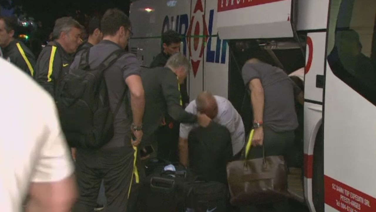 Guardiola la bagaje! :) A trebuit sa dea la o parte TOT ca sa-si poata lua valiza. Primele imagini cu Manchester City in Romania_3