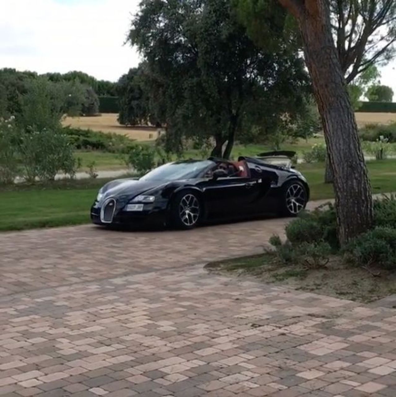 Imagini senzationale! Cum arata noul Bugatti Veyron de 2 mil euro cu care Cristiano Ronaldo a venit la antrenamentul Realului. Are 19 super masini in garaj_1