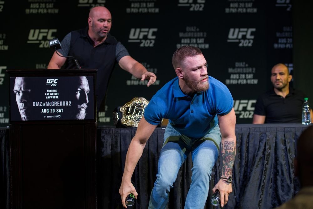McGregor si Nate Diaz s-au batut cu sticle de apa inainte de meciul revansa de duminica. VIDEO