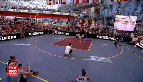 Doi arbitri i-au dat nota 10 dupa acest COS FENOMENAL! A luat mingea de pe capul unei persoane si apoi a facut ASTA