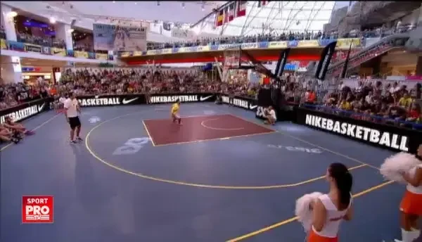 Are doar 1.65m, dar a facut spectacol la Bucuresti! Ce slam-dunk a putut sa reuseasca acest "pitic"