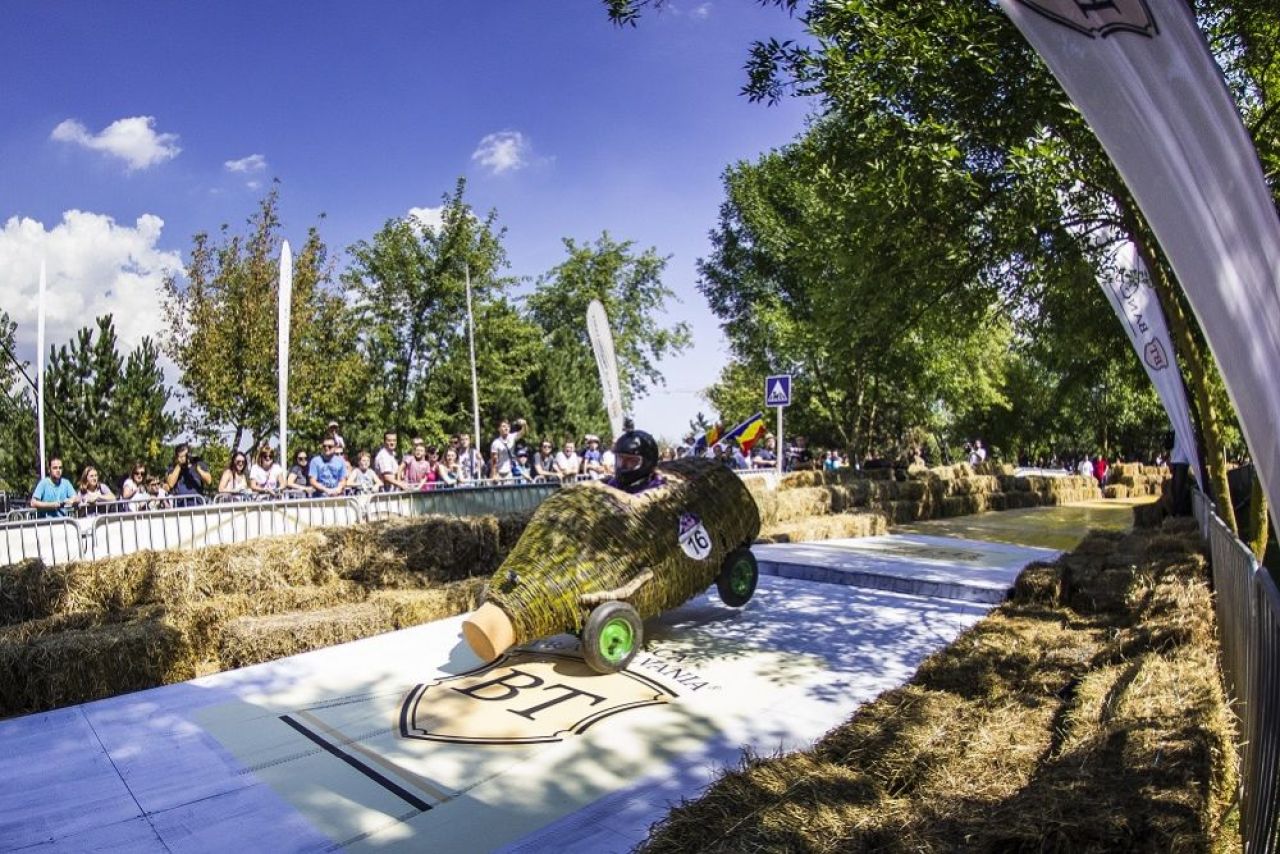 40 de masini artizanale au defilat in acest week-end in fata a peste 15,000 de oameni la cea a doua editie a Red Bull Soapbox Race din Romania_1