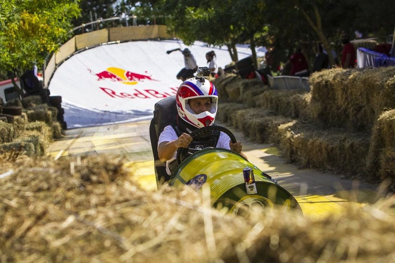 40 de masini artizanale au defilat in acest week-end in fata a peste 15,000 de oameni la cea a doua editie a Red Bull Soapbox Race din Romania_3