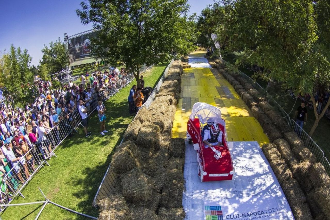 40 de masini artizanale au defilat in acest week-end in fata a peste 15,000 de oameni la cea a doua editie a Red Bull Soapbox Race din Romania_4