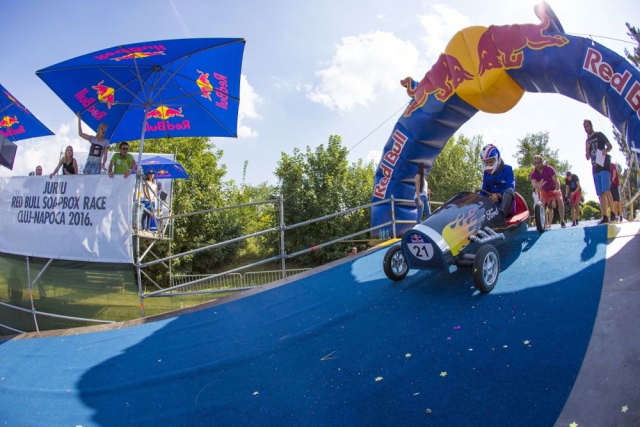 40 de masini artizanale au defilat in acest week-end in fata a peste 15,000 de oameni la cea a doua editie a Red Bull Soapbox Race din Romania_6
