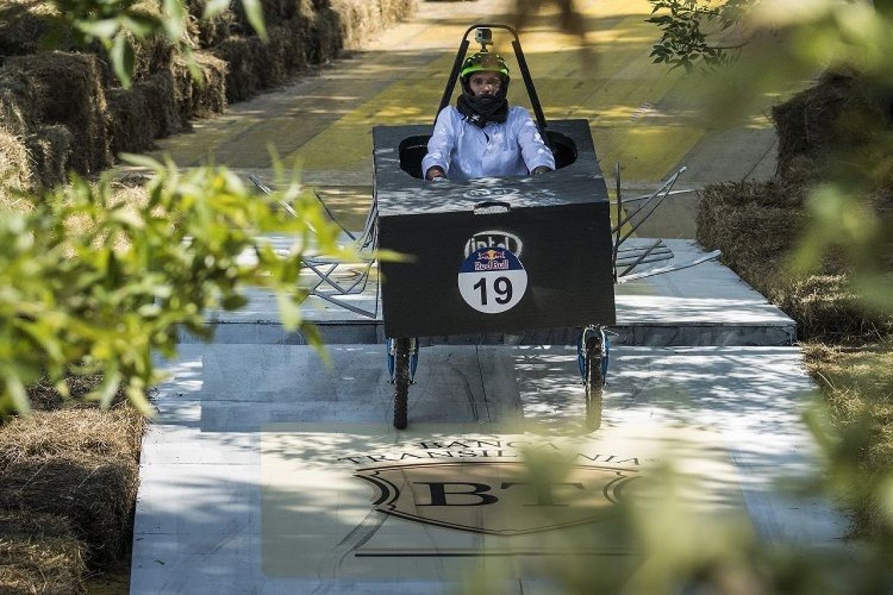 40 de masini artizanale au defilat in acest week-end in fata a peste 15,000 de oameni la cea a doua editie a Red Bull Soapbox Race din Romania_8