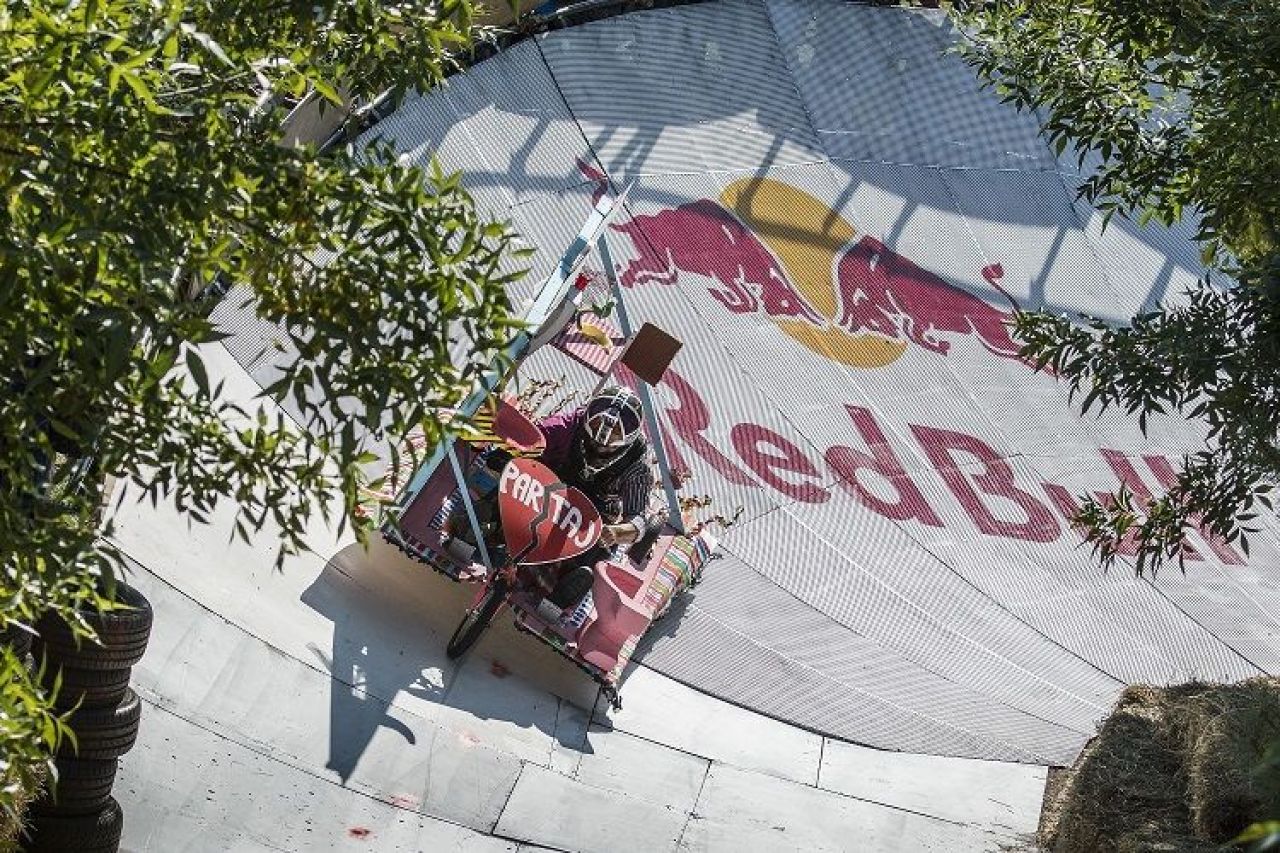 40 de masini artizanale au defilat in acest week-end in fata a peste 15,000 de oameni la cea a doua editie a Red Bull Soapbox Race din Romania_11
