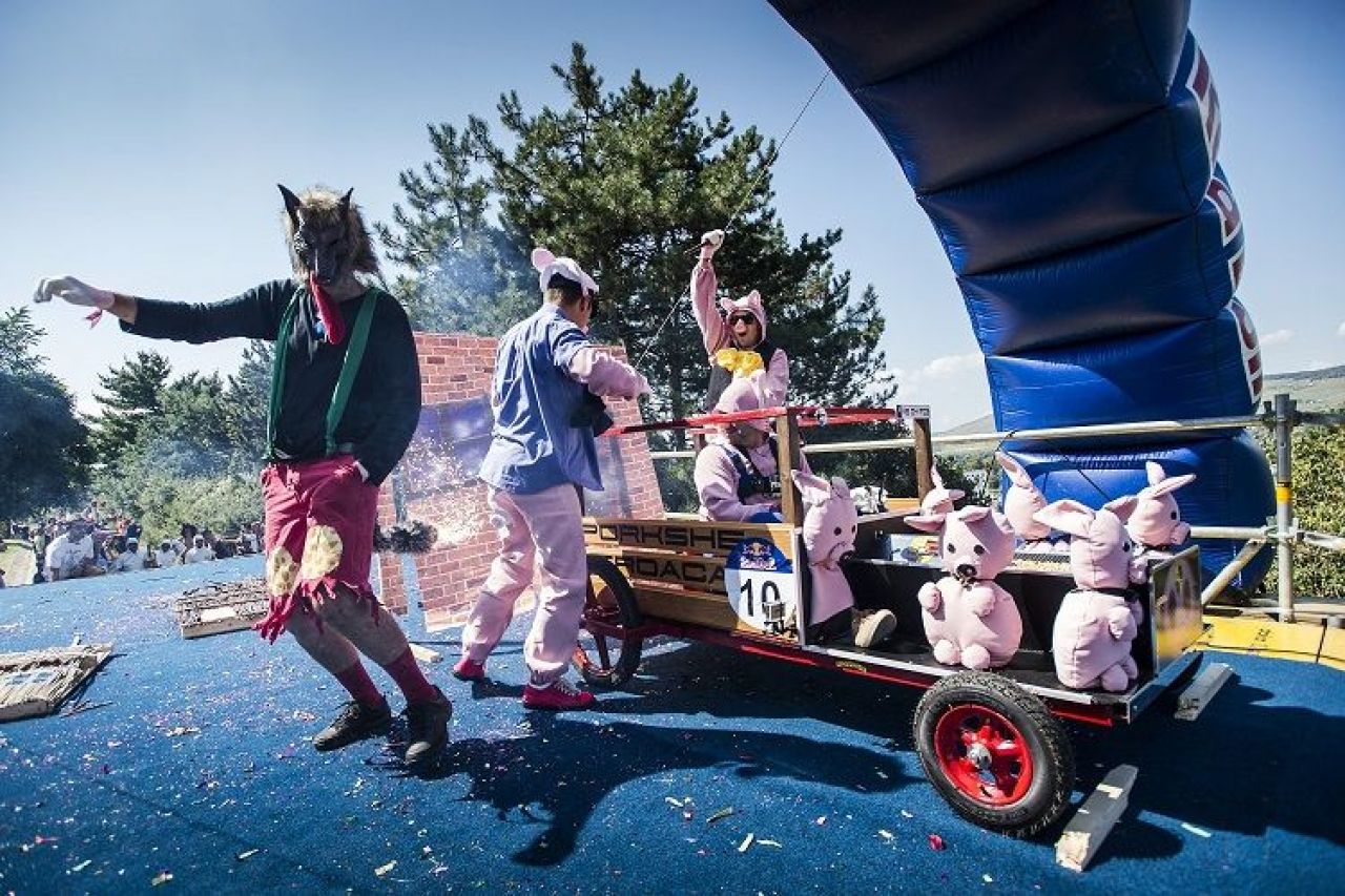 40 de masini artizanale au defilat in acest week-end in fata a peste 15,000 de oameni la cea a doua editie a Red Bull Soapbox Race din Romania_12