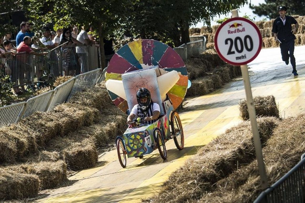 40 de masini artizanale au defilat in acest week-end in fata a peste 15,000 de oameni la cea a doua editie a Red Bull Soapbox Race din Romania_13