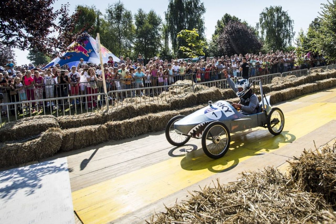 40 de masini artizanale au defilat in acest week-end in fata a peste 15,000 de oameni la cea a doua editie a Red Bull Soapbox Race din Romania_14