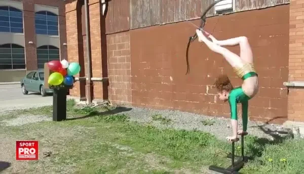 WOW! Scena ca in Romanii au Talent! Trasul cu arcul din picioare este prea mainstream :) VIDEO