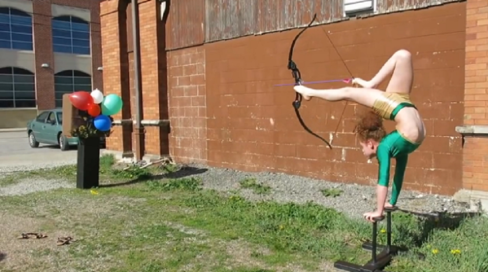 WOW! Scena ca in Romanii au Talent! Trasul cu arcul din picioare este prea mainstream :) VIDEO