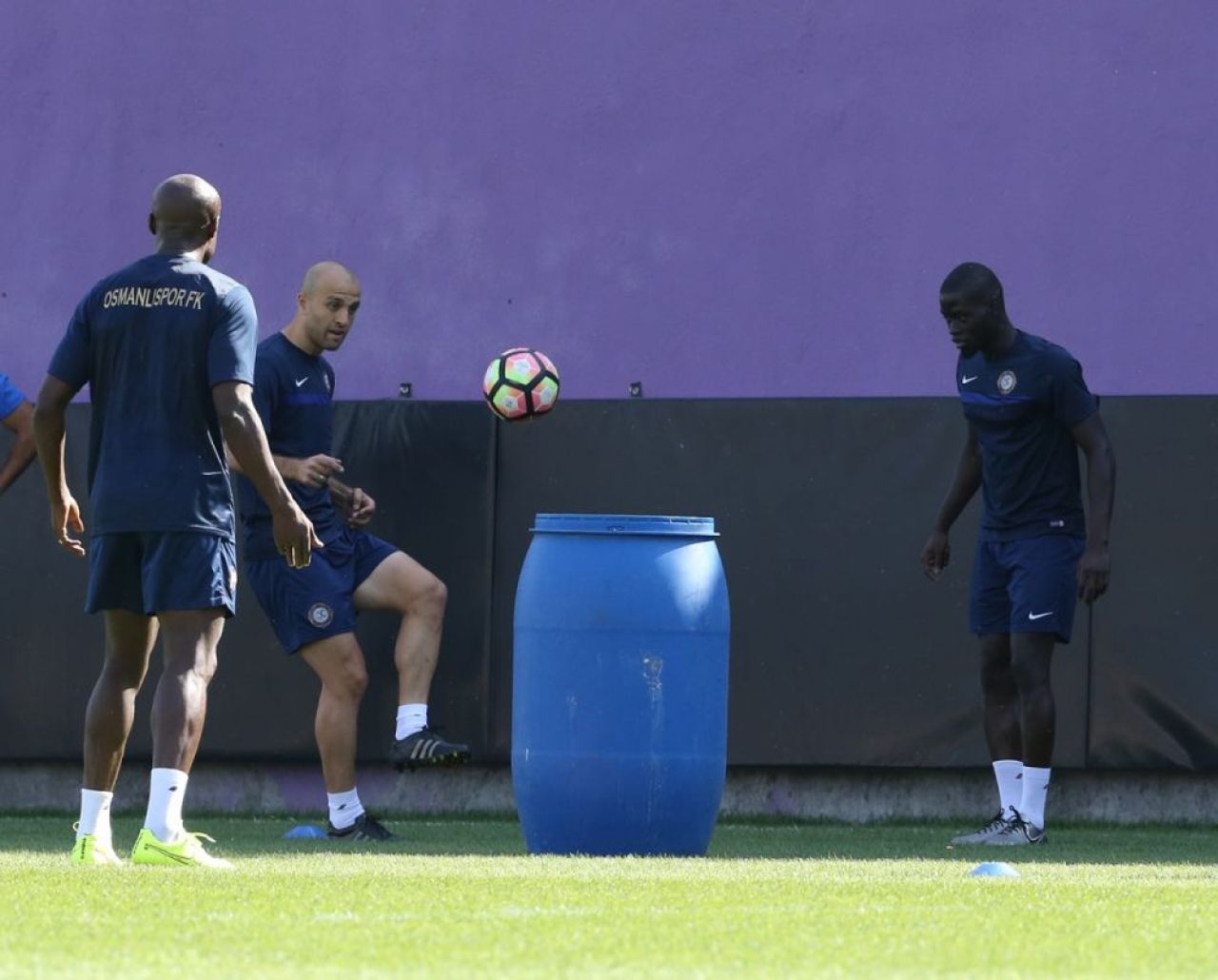 FOTO Turcii au SACRIFICAT o oaie direct pe gazon inainte de meciul cu Steaua! Becali a anuntat ca nu face deplasarea cu echipa. Osmanlispor - Steaua, joi, ProTV!_3