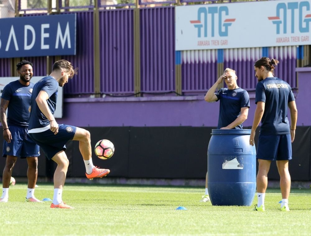 FOTO Turcii au SACRIFICAT o oaie direct pe gazon inainte de meciul cu Steaua! Becali a anuntat ca nu face deplasarea cu echipa. Osmanlispor - Steaua, joi, ProTV!_4