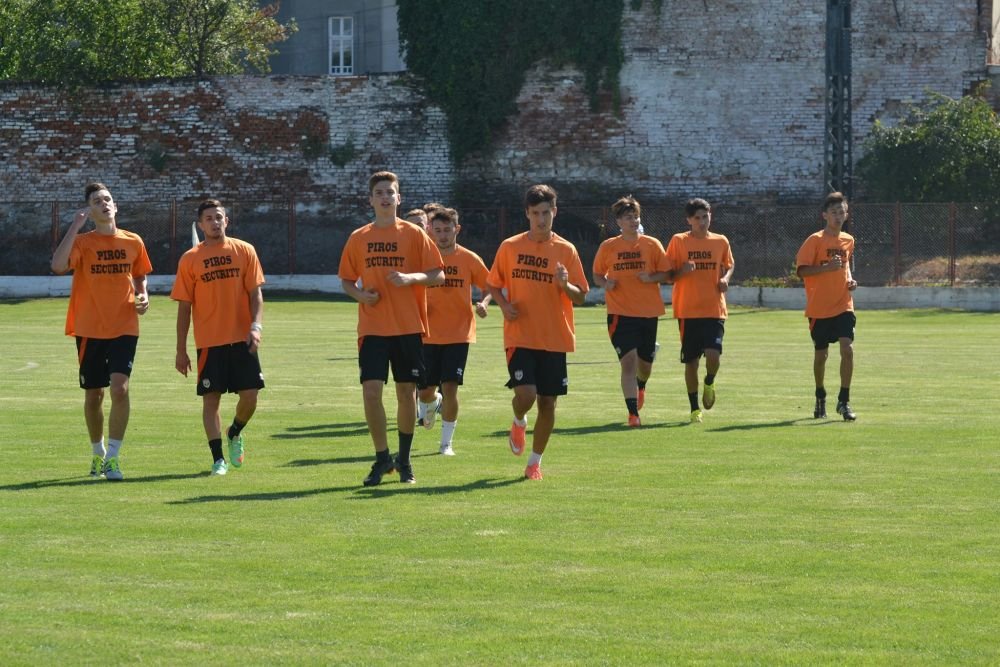 Cum se transforma cea mai SLABA echipa din Romania: Soimii Pancota, formatia cu golaveraj 1-56 dupa 5 meciuri, are antrenori italieni si fotbalisti din Senegal si Honduras