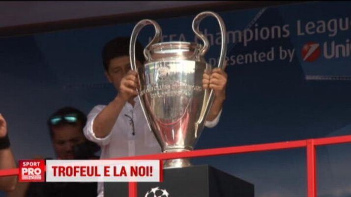Trofeul pentru care se bat toti milionarii Europei e in continuare in Romania. Liga Campionilor a ajuns la Bacau, fanii au facut coada pentru poze